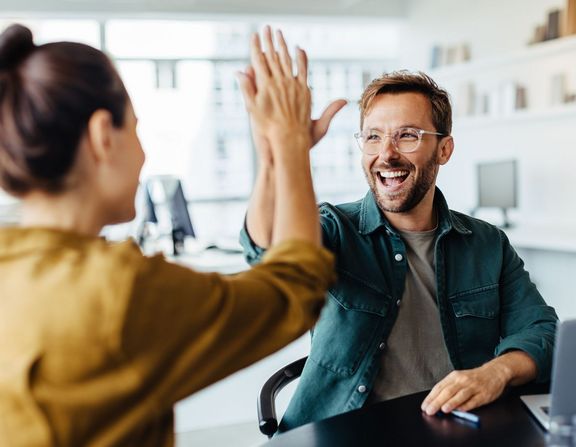 Geschäftsleute feiern Erfolge in einem Büro