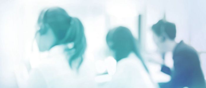 Headset im Vordergrund