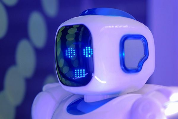 Freundlicher Roboter symbolisiert Voicebot