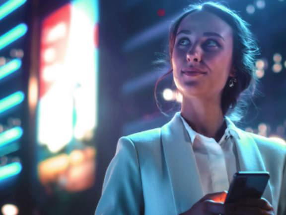 Frau mit Handy in der Hand