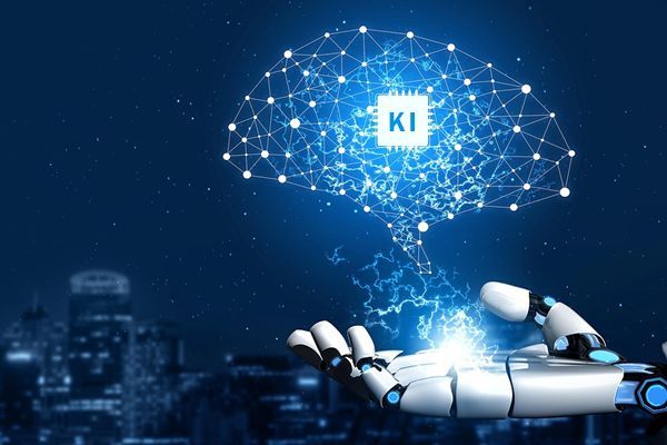 Roboterhand und stilisiertes, elektronisches Gehirn symbolisieren KI