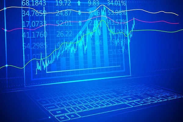 Diagramme vor Computermonitor symbolisieren Energiemanagementsystem
