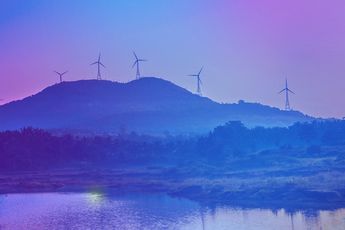 Landschaft mit Windrädern symbolisiert den Aspekt der Nachhaltigkeit in der Energiewirtschaft