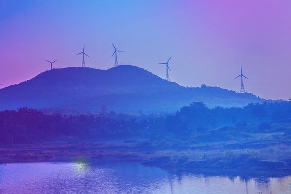 Landschaft mit Windrädern symbolisiert den Aspekt der Nachhaltigkeit in der Energiewirtschaft